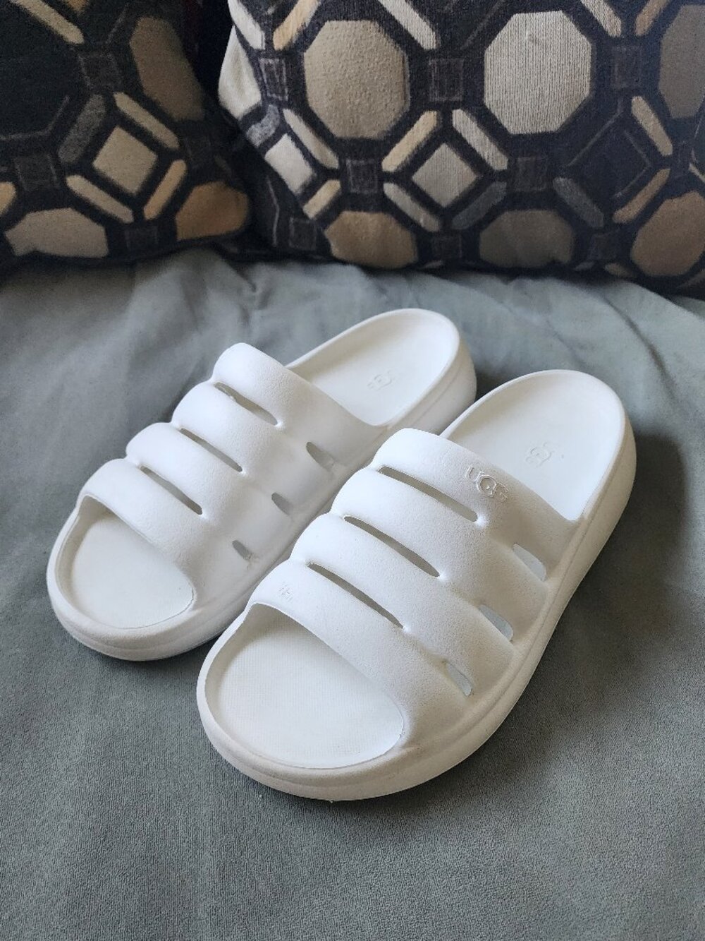 UGG Women’s White Flat Sandals Size 10 Leather Slip On Summer Shoes